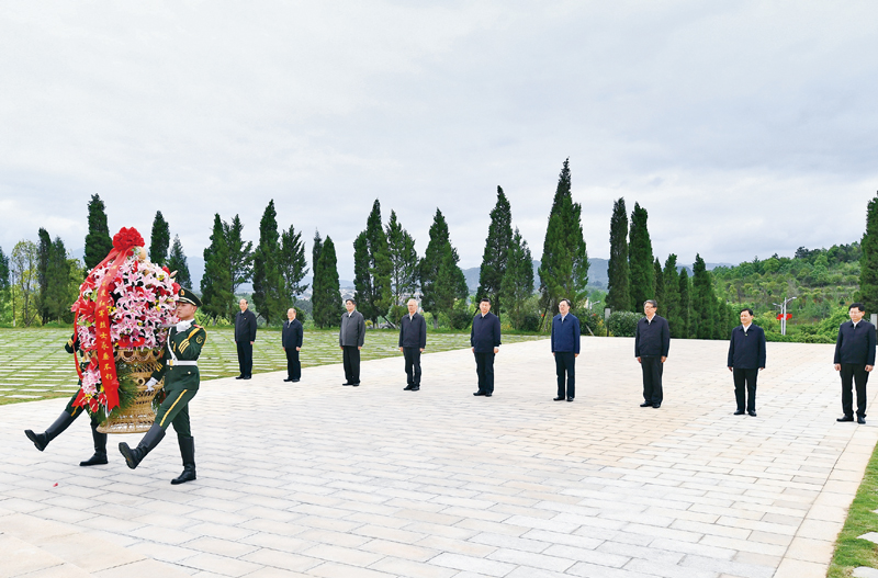 2021年4月25日至27日,中共中央总书记、国家主席、中央军委主席习近平在广西考察。这是25日上午,习近平在位于桂林市全州县的红军长征湘江战役纪念园,向湘江战役红军烈士敬献花篮。 新华社记者 谢环驰/摄